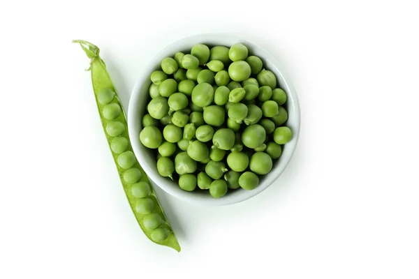白い背景に隔離された新鮮な緑のエンドウ豆 — ストック写真