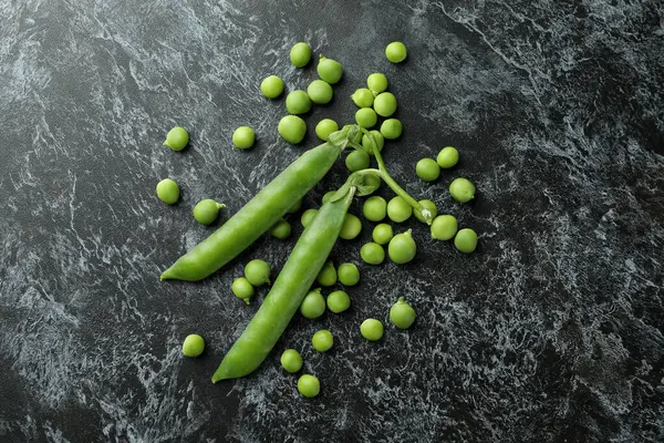 Verse Groene Erwt Zwarte Smokey Achtergrond — Stockfoto