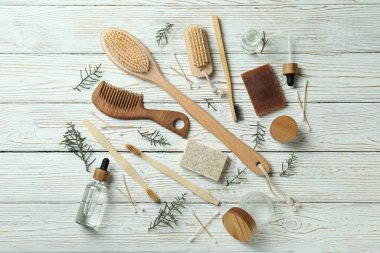 Çevre dostu sıfır atık kavramı beyaz ahşap masa üzerinde