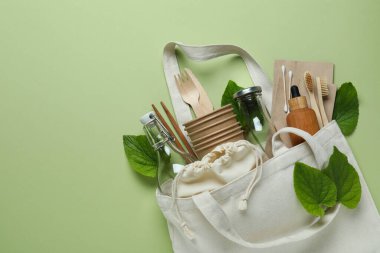 Yeşil arka planda çevre dostu sıfır atık kavramı