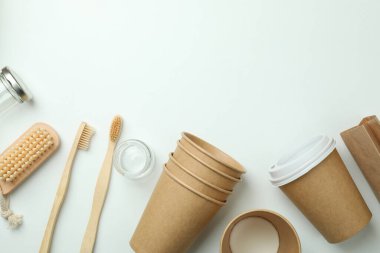 Beyaz arka planda çevre dostu sıfır atık kavramı