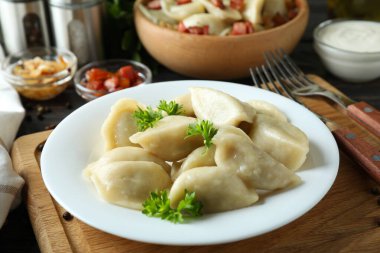 Vareniki ya da pierogi ile lezzetli yemek kavramı, yakın çekim.