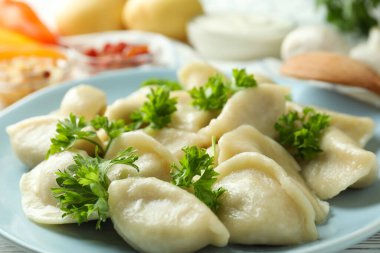 Vareniki ya da pierogi ile lezzetli yemek kavramı, yakın çekim.