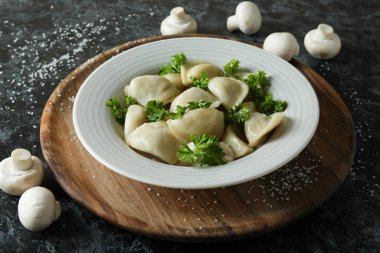 Vareniki ya da siyah masada pierogi ile lezzetli yemek kavramı.