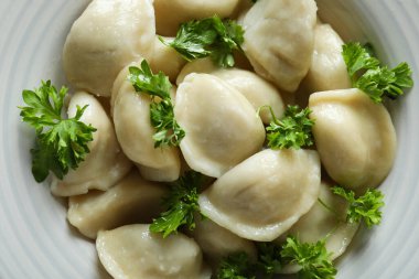 Vareniki ya da pierogi ile lezzetli yemek kavramı, yakın çekim.