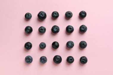 Pembe arka planda yabanmersinli taze meyve konsepti