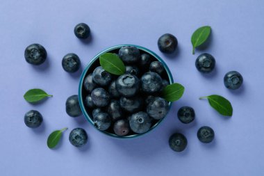 Mor arka planda yabanmersini ile taze böğürtlen konsepti