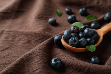 Mutfak havlusunda yabanmersini ile taze böğürtlen kavramı