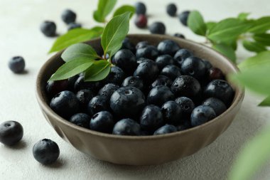 Beyaz desenli masada yabanmersinli taze böğürtlen konsepti