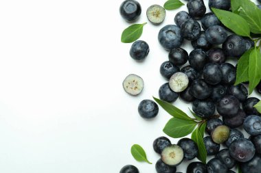 Beyaz arka planda yaprakları olan taze yaban mersini.