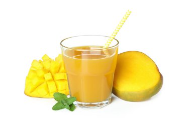 Beyaz arkaplanda yalıtılmış mango suyu ve meyve suyu