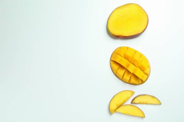 Beyaz arka planda olgun mango meyvesi, üst manzara