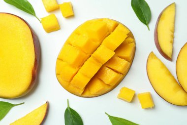 Beyaz arka planda olgun mango meyvesi, üst manzara