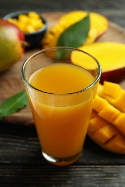 Olgun mango meyvesi ve meyve suyu ahşap masada
