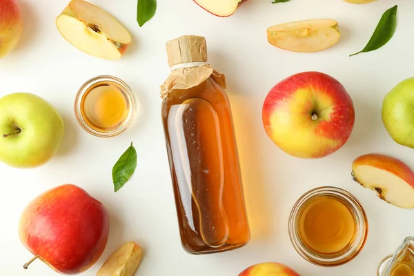 Hemlagad Äppelvinäger Och Ingredienser Vit Bakgrund — Stockfoto