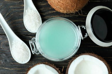 Ahşap arka planda cilt bakım konsepti