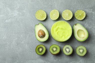 Gri dokulu arka planda cilt bakım konsepti