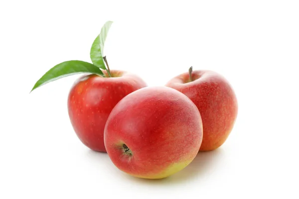 Reife Rote Äpfel Isoliert Auf Weißem Hintergrund — Stockfoto