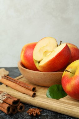 Siyah dumanlı masada lezzetli kırmızı elmalar olan tahta.