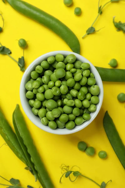 Schaal Met Verse Erwtenpitten Gele Achtergrond — Stockfoto