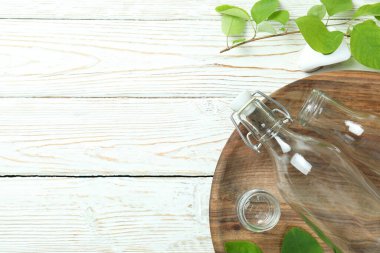 Çevre dostu sıfır atık kavramı beyaz ahşap masa üzerinde