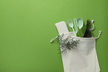 Yeşil arka planda çevre dostu sıfır atık kavramı