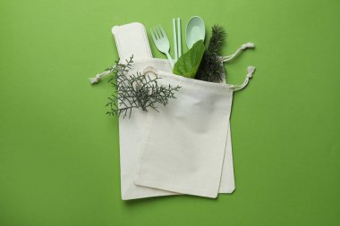 Yeşil arka planda çevre dostu sıfır atık kavramı