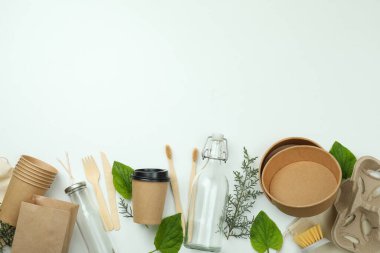 Beyaz arka planda çevre dostu sıfır atık kavramı