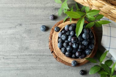 Gri dokulu masada yabanmersinli taze böğürtlen kavramı