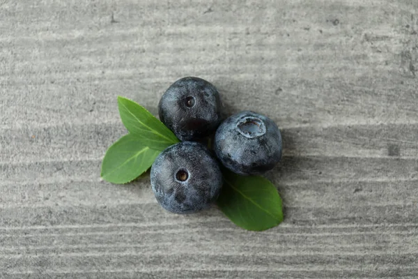 Blueberry Segar Dengan Daun Pada Latar Belakang Bertekstur Abu Abu — Stok Foto