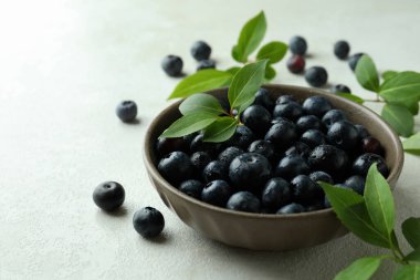 Beyaz desenli masada yabanmersinli taze böğürtlen konsepti