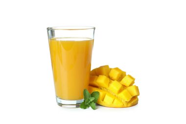 Beyaz arkaplanda yalıtılmış mango suyu ve meyve suyu