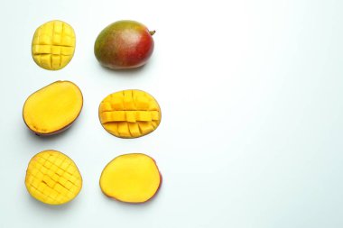 Beyaz arka planda olgun mango meyvesi, üst manzara