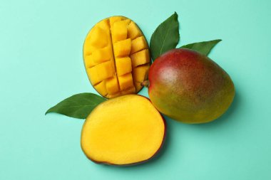 Nane arkaplanda olgun mango meyvesi