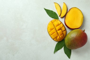 Beyaz desenli arka planda olgun mango meyvesi