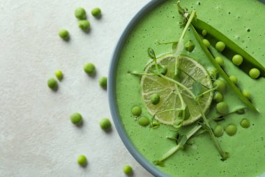 Beyaz desenli masada bezelye çorbası ile lezzetli yemek kavramı