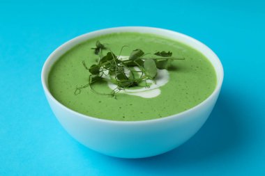 Mavi arka planda bezelye çorbası.