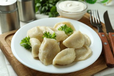 Vareniki ya da pierogi ile lezzetli yemek kavramı, yakın çekim.