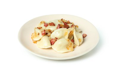 Beyaz zemin üzerinde izole edilmiş vareniki ya da pierogi tabağı