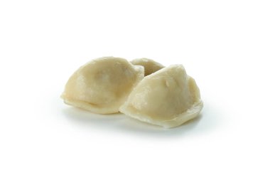 Beyaz arkaplanda lezzetli vareniki ya da pierogi var.