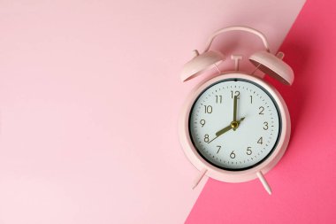 Alarm saatini iki ton arkaplanına yerleştir