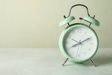 Bej arkaplana karşı naneli alarmlı saat