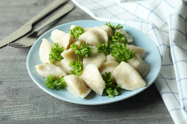 Vareniki Gri Desenli Masadaki Pierogi Ile Lezzetli Yemek Kavramı — Stok fotoğraf