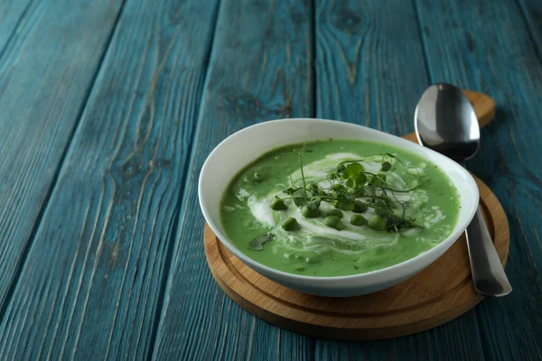 木製のテーブルの上にエンドウ豆のスープとおいしい食事の概念 — ストック写真