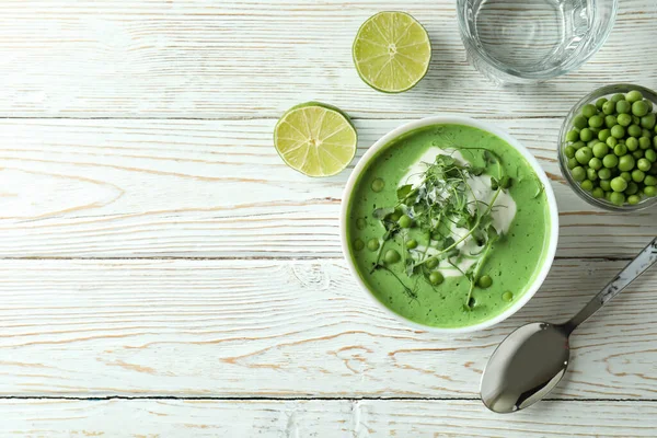 Konsep Makan Lezat Dengan Sup Kacang Polong Meja Kayu Putih — Stok Foto