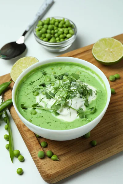 白い背景にエンドウ豆のスープとおいしい食事の概念 — ストック写真