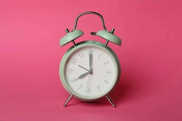 Reloj Despertador Menta Con Estilo Sobre Fondo Rosa —  Fotos de Stock