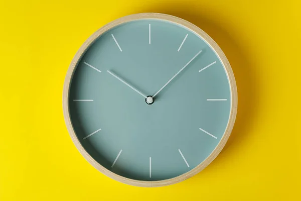 Reloj Casa Madera Estándar Sobre Fondo Amarillo —  Fotos de Stock
