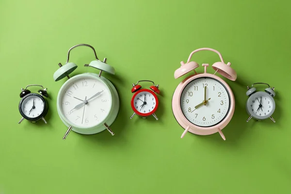 Diferentes Relojes Alarma Multicolor Sobre Fondo Verde —  Fotos de Stock