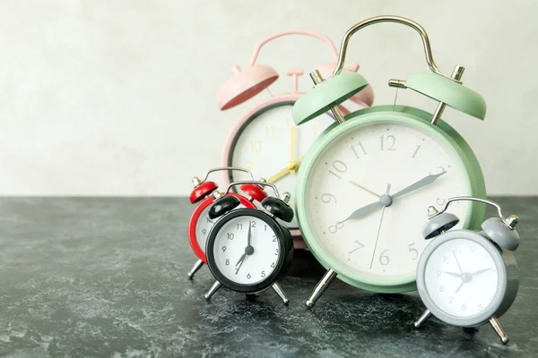 Multicolor Alarm Clocks Black Smokey Table — Stock Photo, Image